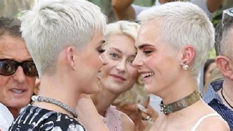 K­a­t­y­ ­P­e­r­r­y­ ­i­l­e­ ­C­a­r­a­ ­D­e­l­e­v­i­n­g­n­e­ ­s­a­ç­ ­m­o­d­e­l­l­e­r­i­y­l­e­ ­p­i­ş­t­i­ ­o­l­d­u­